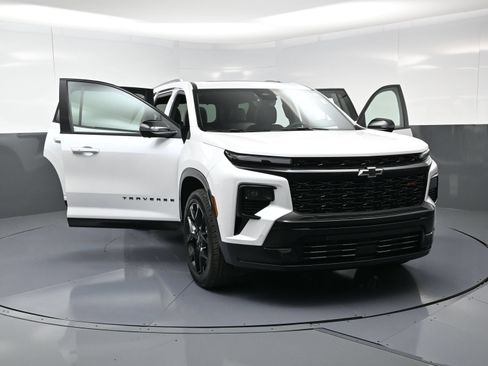 Used 2025 Chevrolet Traverse RS w/ LPO, Floor Liner Package FWD image 27