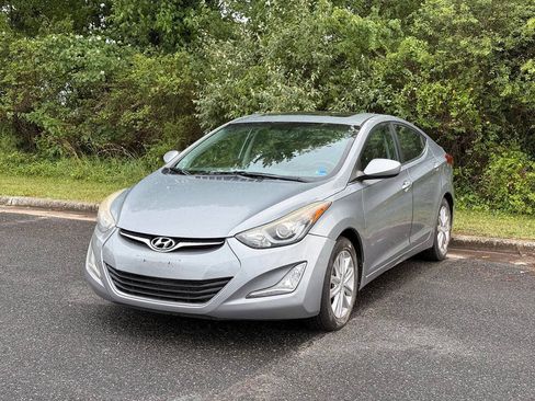 Used 2015 Hyundai Elantra SE w/ Option Group 03 FWD image 4