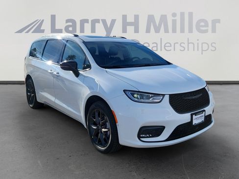New 2026 Chrysler Pacifica Limited w/ S Appearance Package image 8