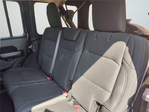 Used 2018 Jeep Wrangler Unlimited Sport S AWD/4WD image 18