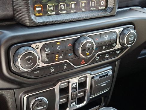 Used 2022 Jeep Wrangler Unlimited Sahara AWD/4WD image 16