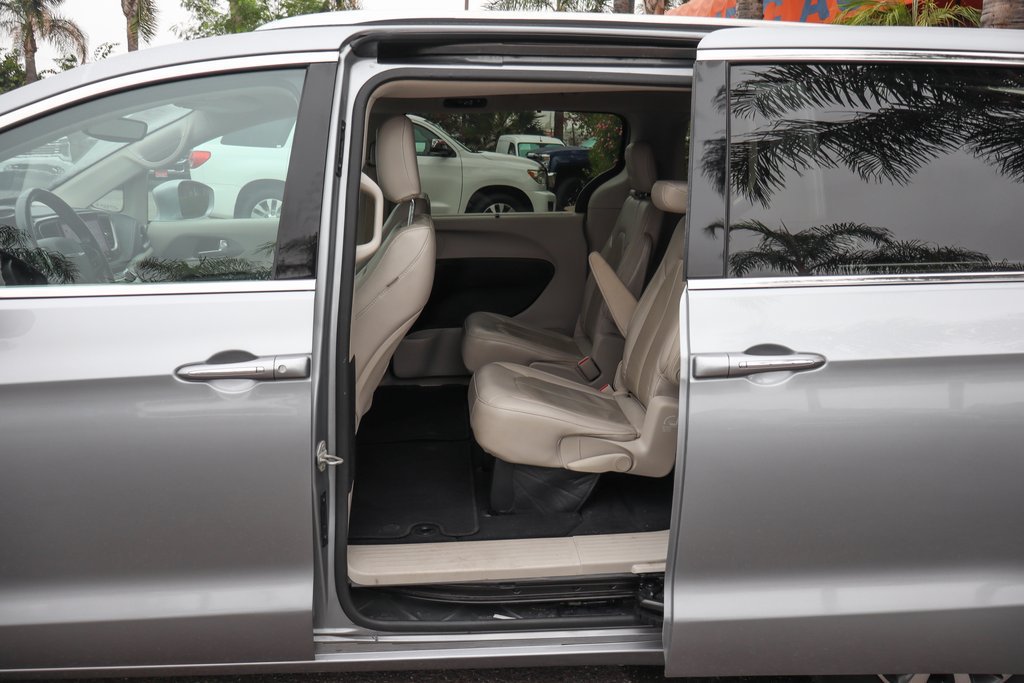 Used 2021 Chrysler Pacifica Touring-L FWD image 41