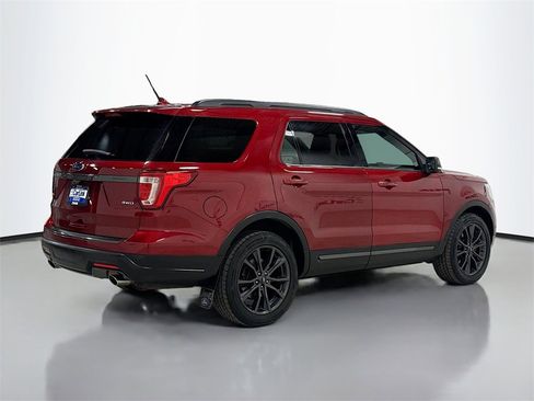 Used 2018 Ford Explorer XLT w/ Equipment Group 202A image 7