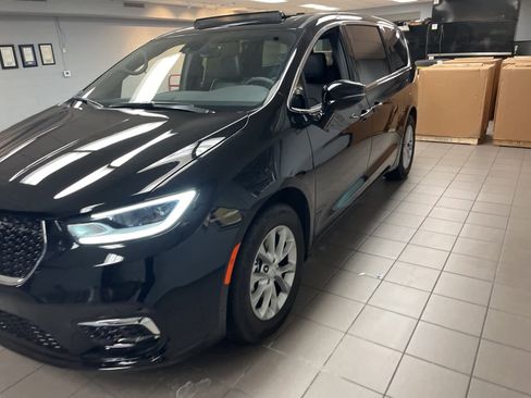Used 2026 Chrysler Pacifica Limited image 3