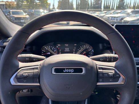 Used 2025 Jeep Compass Trailhawk AWD/4WD image 27