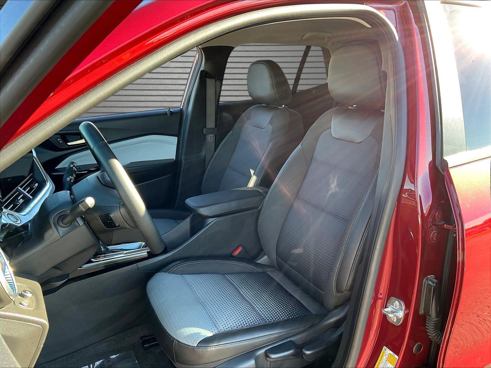 Used 2025 Chevrolet Trax LT w/ LT Convenience Package FWD image 18