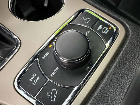 Used 2016 Jeep Grand Cherokee Overland image 26