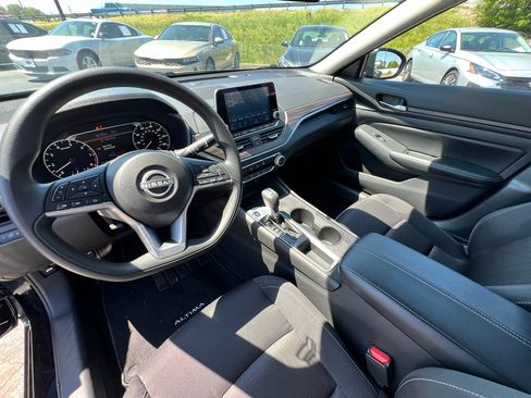 Used 2025 Nissan Altima 2.5 SV image 21