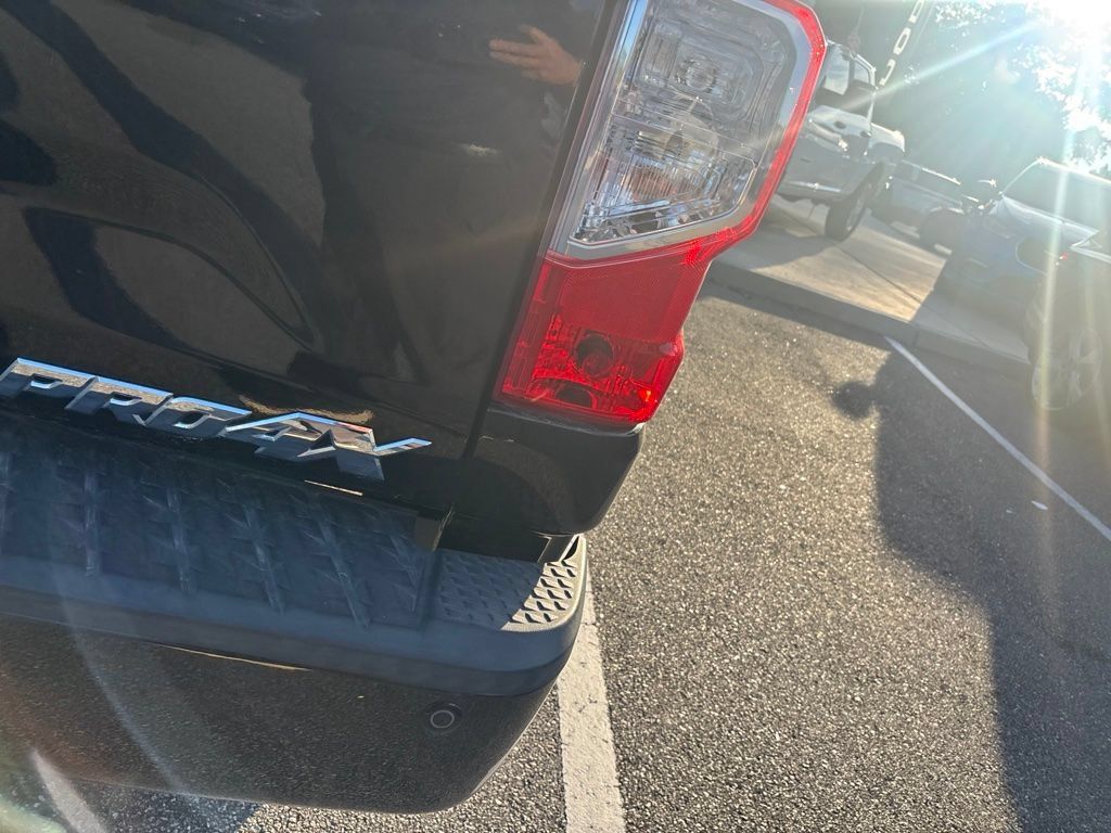 Used 2018 Nissan Titan PRO-4X w/ Pro-4x Convenience Package AWD/4WD image 8