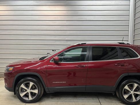 Used 2019 Jeep Cherokee Limited image 3