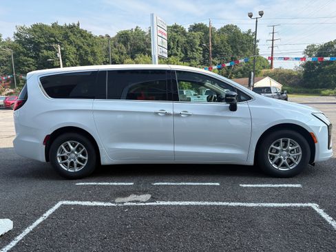 New 2027 Chrysler Pacifica Select FWD image 6