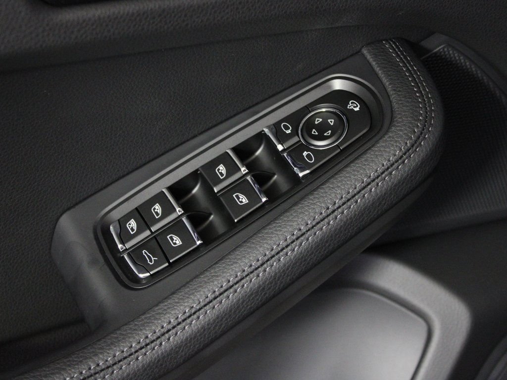 Certified 2026 Porsche Macan AWD/4WD image 16