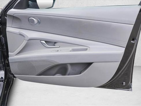 Certified 2025 Hyundai Elantra SE image 30