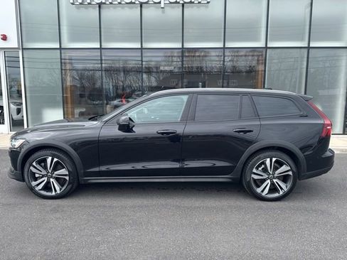 Certified 2025 Volvo V60 B5 Cross Country Plus AWD/4WD image 2