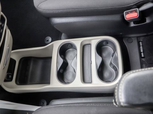 Used 2020 Chrysler Voyager LX image 23