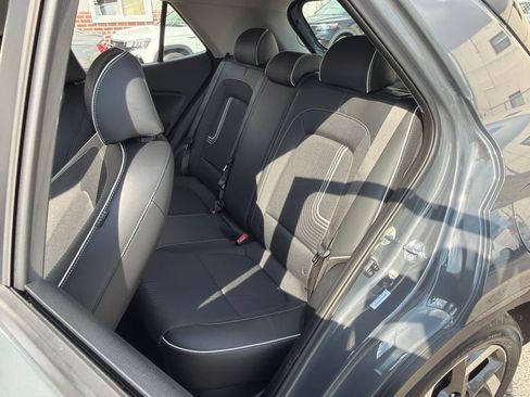 Used 2025 Hyundai Venue Limited FWD image 17