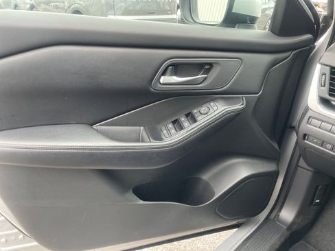 Used 2025 Nissan Rogue SV AWD/4WD image 18