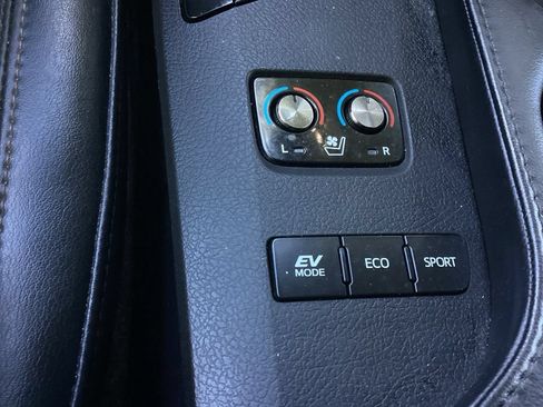 Used 2016 Toyota Avalon Limited w/ Toyota Safety Sense Package FWD image 7