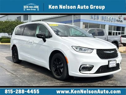 Used 2024 Chrysler Pacifica Touring-L w/ Uconnect Theater Family Group