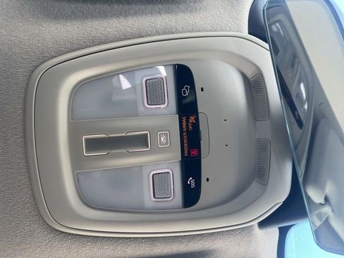 Used 2025 Volvo XC40 B5 Core image 19