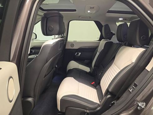 Used 2025 Land Rover Discovery Metropolitan Edition AWD/4WD image 8