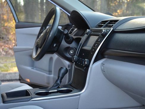 Used 2015 Toyota Camry LE image 12