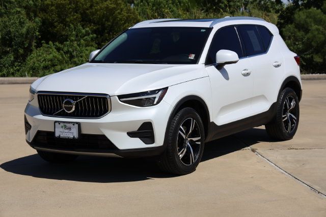 Used 2025 Volvo XC40 B5 Core w/ Climate Package AWD/4WD image 3