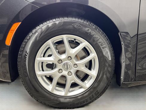 Used 2023 Chrysler Voyager LX image 14