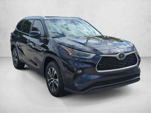 Used 2023 Toyota Highlander XLE FWD image 3