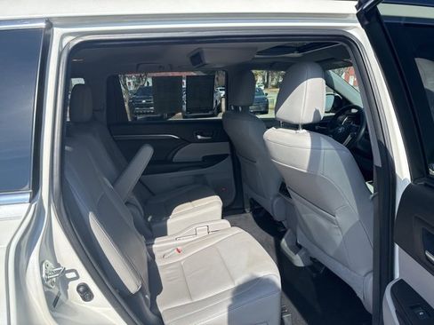 Used 2014 Toyota Highlander Limited image 16