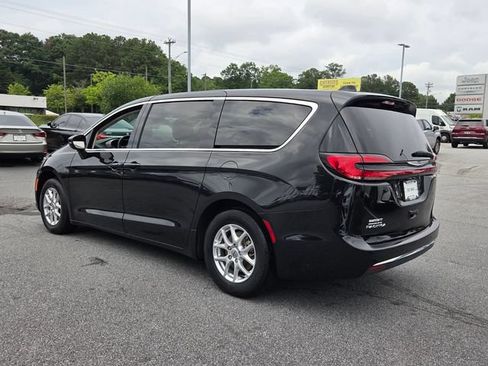 Used 2023 Chrysler Pacifica Touring-L FWD image 6