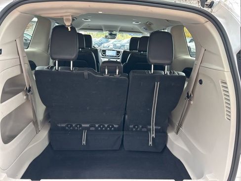 Certified 2024 Chrysler Pacifica Touring-L image 33