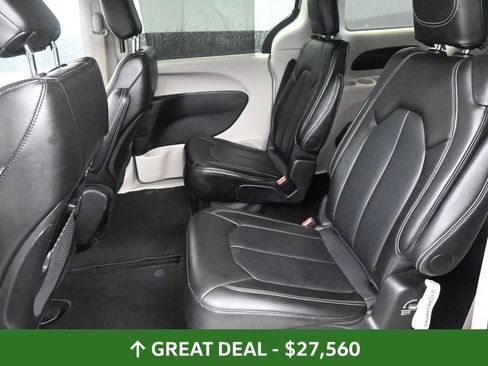 Used 2024 Chrysler Pacifica Touring-L image 19
