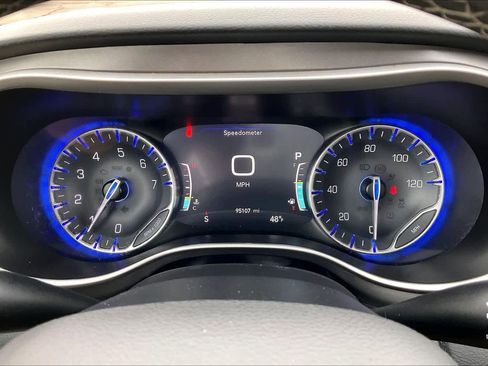 Used 2023 Chrysler Pacifica Touring-L image 25