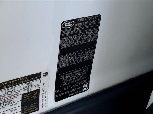 Used 2024 Land Rover Discovery Metropolitan Edition image 33