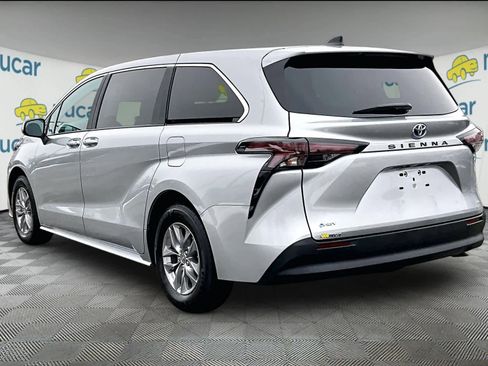 Used 2025 Toyota Sienna LE image 4