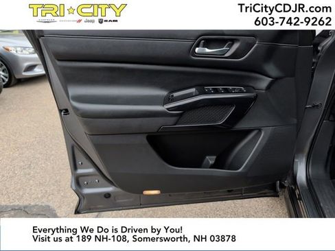 Used 2022 Nissan Pathfinder SV w/ SV Premium Package image 16