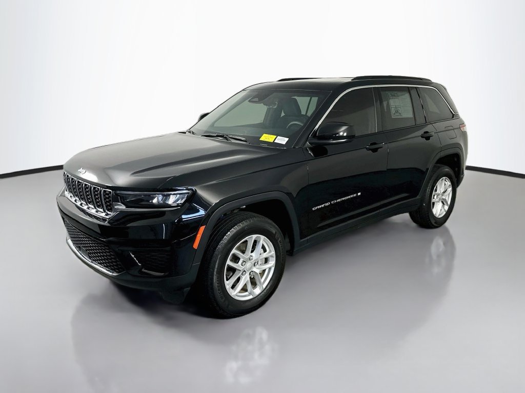 Used 2025 Jeep Grand Cherokee Laredo X RWD image 3