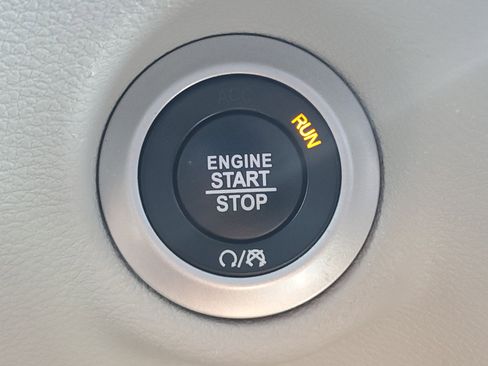 Used 2023 Chrysler Voyager LX image 33