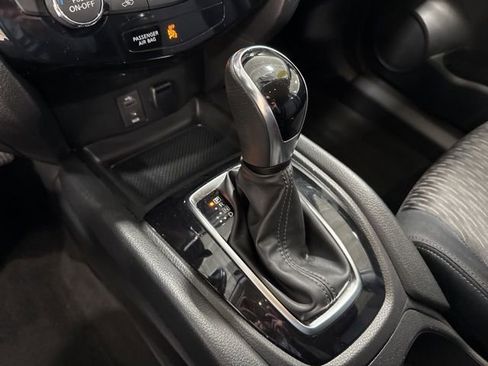 Used 2017 Nissan Rogue SV image 19