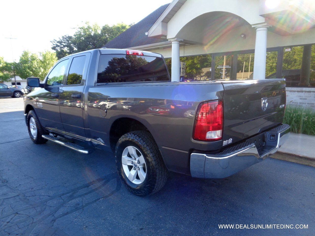 Used 2018 RAM 1500 ST w/ SXT Appearance Group AWD/4WD image 4