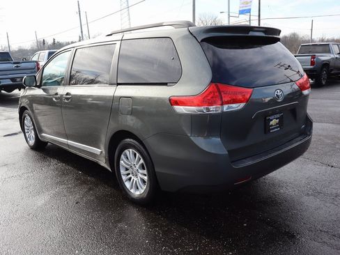 Used 2012 Toyota Sienna XLE image 29