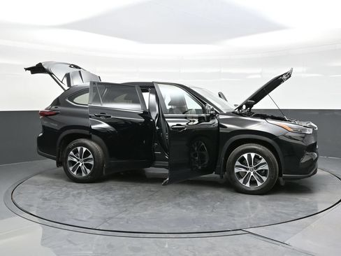 Used 2025 Toyota Highlander XLE AWD/4WD image 46