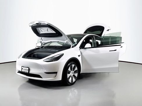 Used 2023 Tesla Model Y Long Range AWD/4WD image 29
