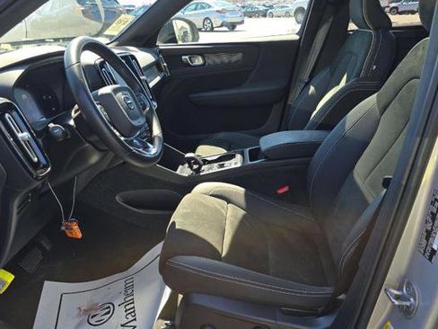 Used 2023 Volvo XC40 B5 Plus image 7