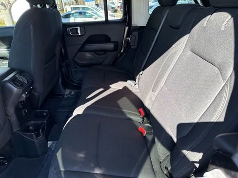 Used 2019 Jeep Wrangler Unlimited Sahara image 14