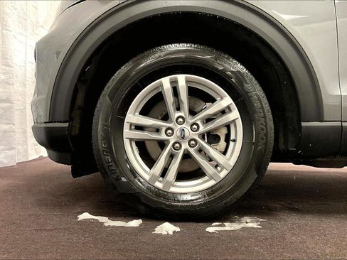 Certified 2022 Ford Explorer XLT w/ Equipment Group 202A image 8