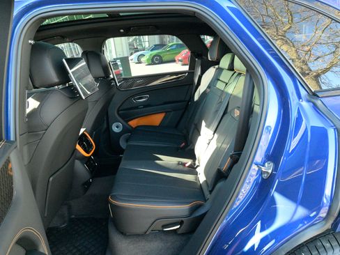 Used 2025 Bentley Bentayga image 37