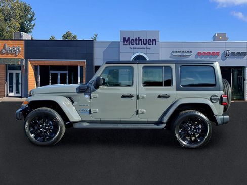 Used 2022 Jeep Wrangler Unlimited Sahara w/ Cold Weather Group AWD/4WD image 8