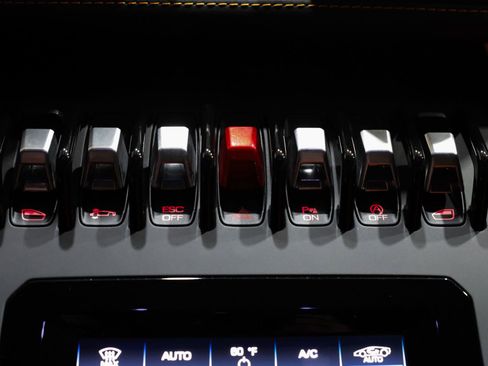 Used 2020 Lamborghini Huracan EVO image 25